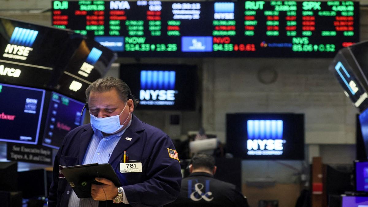 Traders work on the floor of the New York Stock Exchange (NYSE) in New York City, U.S., January 26, 2022. (Photo: Reuters) Traders work on the floor of the New York Stock Exchange (NYSE) in New York City, U.S., January 26, 2022. (Photo: Reuters)