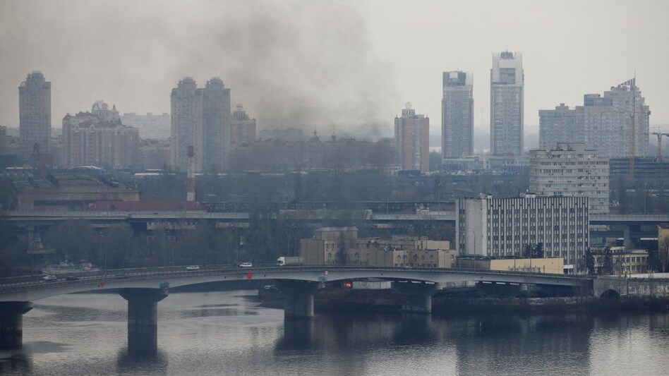 Smoke rises from the territory of the Ukrainian Defence Ministry's unit, after Russian President Vladimir Putin authorized a military operation in eastern Ukraine, in Kyiv, Ukraine (Photo: Reuters) Smoke rises from the territory of the Ukrainian Defence Ministry's unit, after Russian President Vladimir Putin authorized a military operation in eastern Ukraine, in Kyiv, Ukraine (Photo: Reuters)