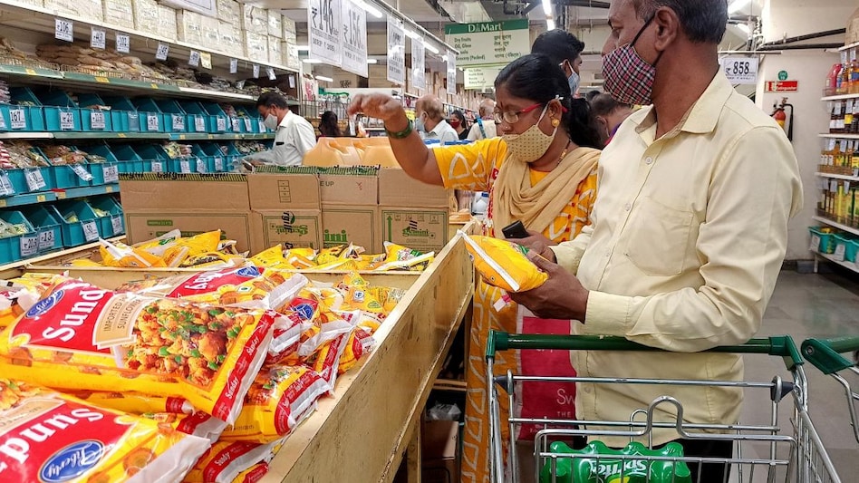 Shoppers purchase packets of vegetable oil at a supermarket in Mumbai. (Photo: Reuters) Shoppers purchase packets of vegetable oil at a supermarket in Mumbai. (Photo: Reuters)
