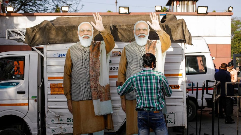 BJP supporters celebrate the initial poll results outside the party headquarter in New Delhi. (Photo: Reuters) BJP supporters celebrate the initial poll results outside the party headquarter in New Delhi. (Photo: Reuters)