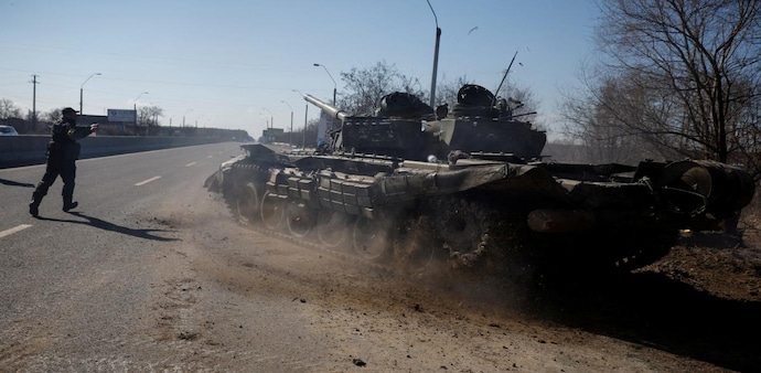 FILE PHOTO: A Ukrainian soldier directs a Russian tank that Ukrainians captured after fighting with Russian troops. (Photo: Reuters) FILE PHOTO: A Ukrainian soldier directs a Russian tank that Ukrainians captured after fighting with Russian troops. (Photo: Reuters)