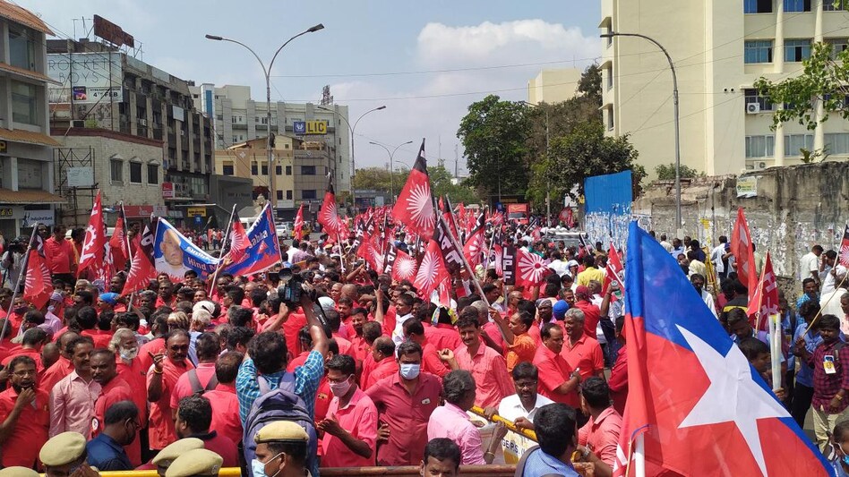 The joint forum of central trade unions has given strike notices in sectors like coal, steel, oil, telecom, postal, income tax, copper, banks and insurance. The joint forum of central trade unions has given strike notices in sectors like coal, steel, oil, telecom, postal, income tax, copper, banks and insurance.