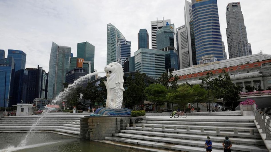 Youth fish at a largely empty Merlion Park in Singapore August 31, 2021 (Photo: Reuters) Youth fish at a largely empty Merlion Park in Singapore August 31, 2021 (Photo: Reuters)