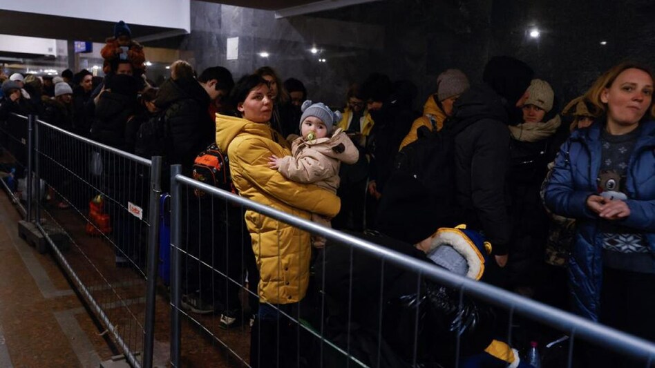 A woman holds a child as people fleeing Russia's invasion of Ukraine queue at the train station in Lviv, Ukraine March 21, 2022 (Photo: Reuters) A woman holds a child as people fleeing Russia's invasion of Ukraine queue at the train station in Lviv, Ukraine March 21, 2022 (Photo: Reuters)