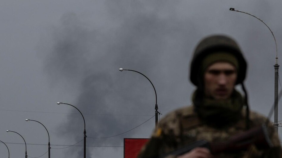 Smoke rises as a service member of the Ukrainian armed forces stands by the only escape route used by locals to evacuate from the town of Irpin (Photo: Reuters) Smoke rises as a service member of the Ukrainian armed forces stands by the only escape route used by locals to evacuate from the town of Irpin (Photo: Reuters)