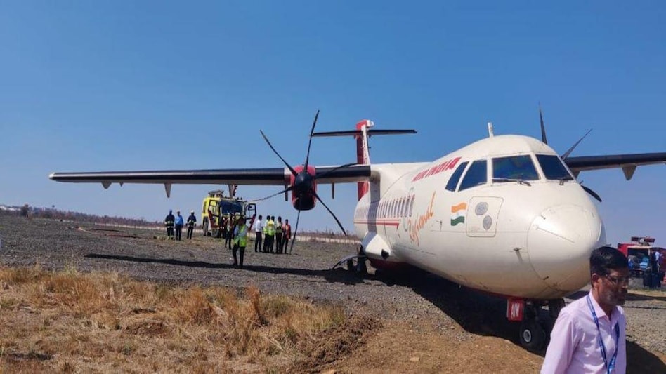 The ATR72-600 aircraft overshot the runway by 10 metres. The ATR72-600 aircraft overshot the runway by 10 metres.