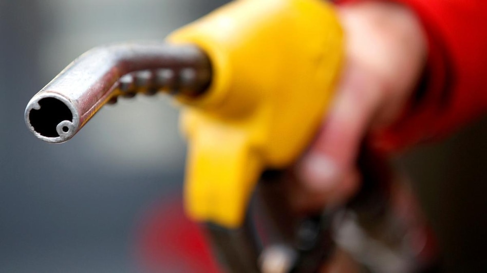Oil prices fall below $100, ease pressure on fuel retailers (Photo: Reuters) Oil prices fall below $100, ease pressure on fuel retailers (Photo: Reuters)