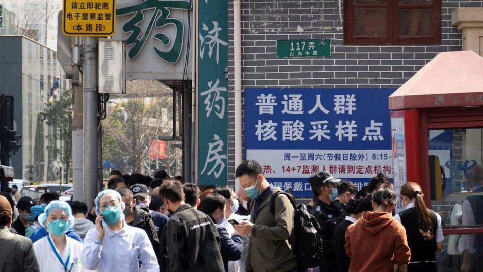 Residents line up outside a nucleic acid testing site of a hospital, following cases of the coronavirus disease (COVID-19), in Shanghai, China March 11, 2022 (Photo: Reuters) Residents line up outside a nucleic acid testing site of a hospital, following cases of the coronavirus disease (COVID-19), in Shanghai, China March 11, 2022 (Photo: Reuters)