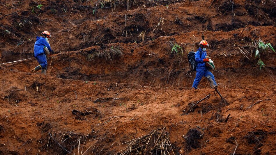 Rescue workers walk at the site where a China Eastern Airlines Boeing 737-800 plane flying from Kunming to Guangzhou crashed (Photo: Reuters) Rescue workers walk at the site where a China Eastern Airlines Boeing 737-800 plane flying from Kunming to Guangzhou crashed (Photo: Reuters)