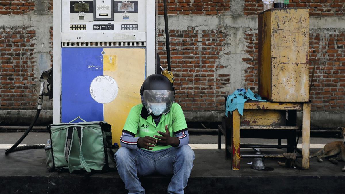 An Uber driver waits at a Ceylon Petroleum Corporation fuel station to buy fuel after his bike ran out of petrol on the road, in Colombo, Sri Lanka March 22, 2022 (Photo: Reuters) An Uber driver waits at a Ceylon Petroleum Corporation fuel station to buy fuel after his bike ran out of petrol on the road, in Colombo, Sri Lanka March 22, 2022 (Photo: Reuters)