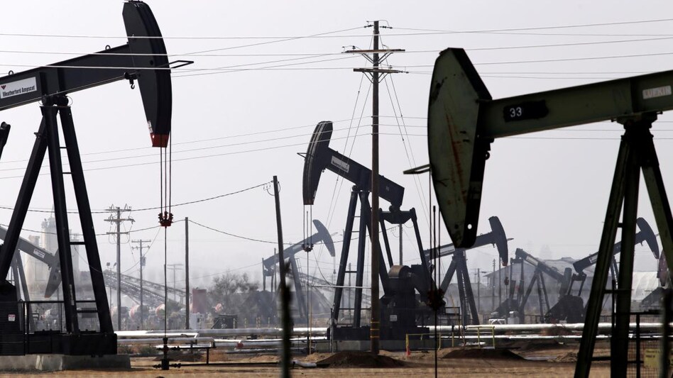 Oil prices fall on Russia-Ukraine talks, US inventory data (Photo: Reuters) Oil prices fall on Russia-Ukraine talks, US inventory data (Photo: Reuters)
