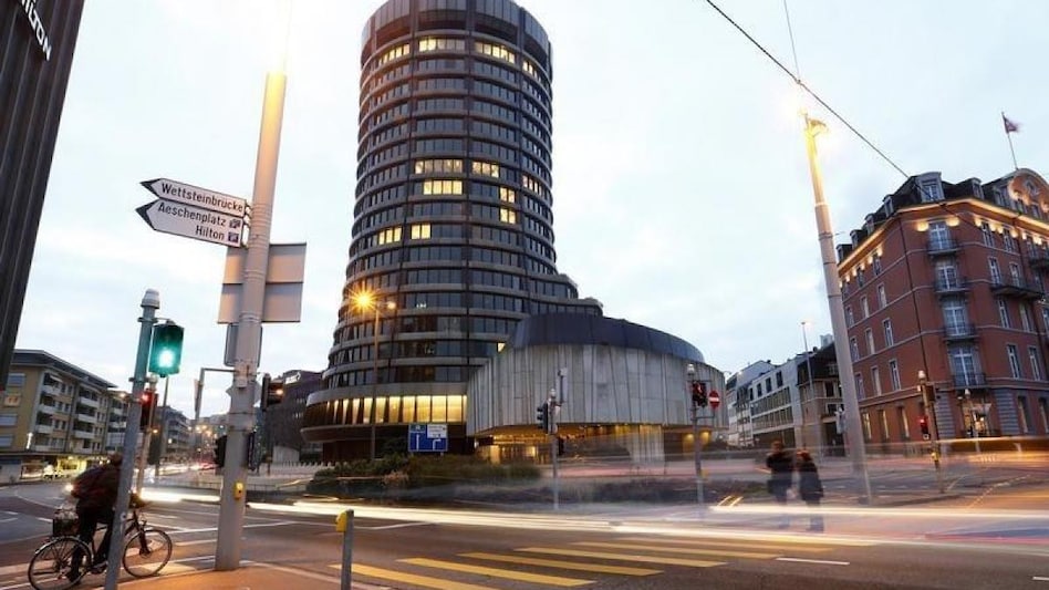 Traffic flows past in front of the Bank for International Settlements (BIS) in Basel (Photo: Reuters) Traffic flows past in front of the Bank for International Settlements (BIS) in Basel (Photo: Reuters)