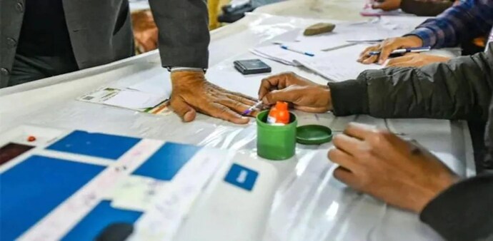Currently, the BJP is leading in 253 seats and SP in 114 seats. Currently, the BJP is leading in 253 seats and SP in 114 seats.