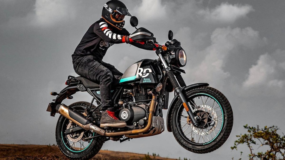 In terms of design, the new Royal Enfield Scram 411 gets a retro sport look and features a round headlamp, rear-view mirrors, wire-spoke wheels and wide rear fender. In terms of design, the new Royal Enfield Scram 411 gets a retro sport look and features a round headlamp, rear-view mirrors, wire-spoke wheels and wide rear fender.