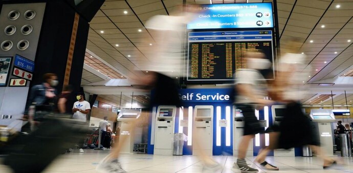 Passengers wearing protective masks walk to the check-in counters at the O.R. Tambo International Airport in Johannesburg, South Africa (Photo: Reuters) Passengers wearing protective masks walk to the check-in counters at the O.R. Tambo International Airport in Johannesburg, South Africa (Photo: Reuters)
