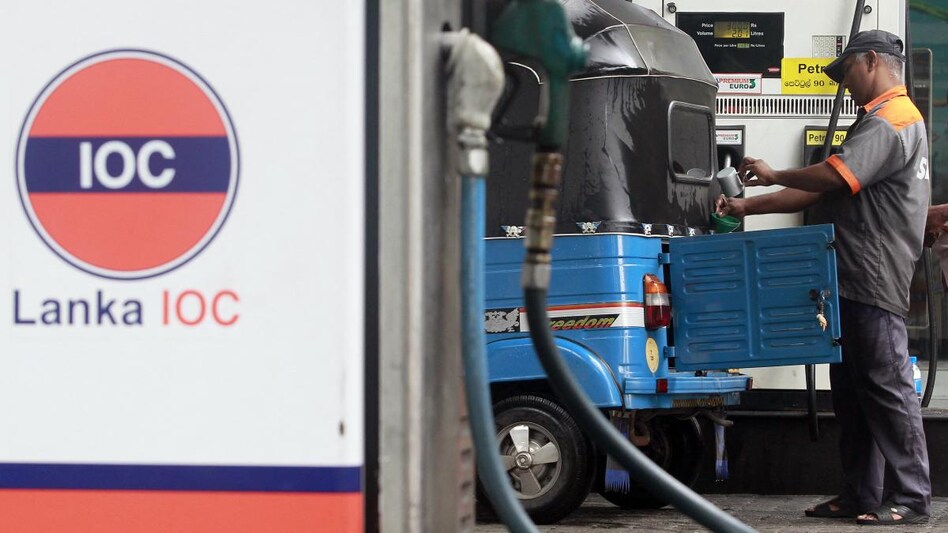 Crisis-hit Sri Lanka sends troops to oversee fuel distribution (Photo: Reuters) Crisis-hit Sri Lanka sends troops to oversee fuel distribution (Photo: Reuters)