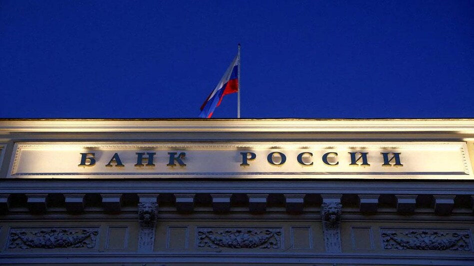 A Russian state flag flies over the Central Bank headquarters in Moscow, Russia March 29, 2021. A sign reads: "Bank of Russia". (Photo: Reuters) A Russian state flag flies over the Central Bank headquarters in Moscow, Russia March 29, 2021. A sign reads: "Bank of Russia". (Photo: Reuters)
