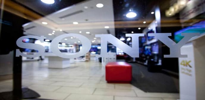All three major entertainment companies, Sony, Universal and Warner, have local labels as well as operations in Russia. All three major entertainment companies, Sony, Universal and Warner, have local labels as well as operations in Russia.