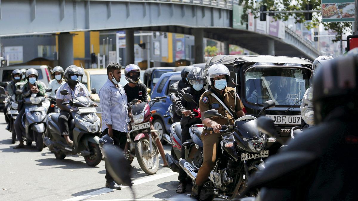 Vehicle owners wait in line to fill their tanks during a power outage at a Ceylon Petroleum Corporation fuel station in Nugegoda, Colombo, Sri Lanka February 24, 2022. (Photo: Reuters) Vehicle owners wait in line to fill their tanks during a power outage at a Ceylon Petroleum Corporation fuel station in Nugegoda, Colombo, Sri Lanka February 24, 2022. (Photo: Reuters)