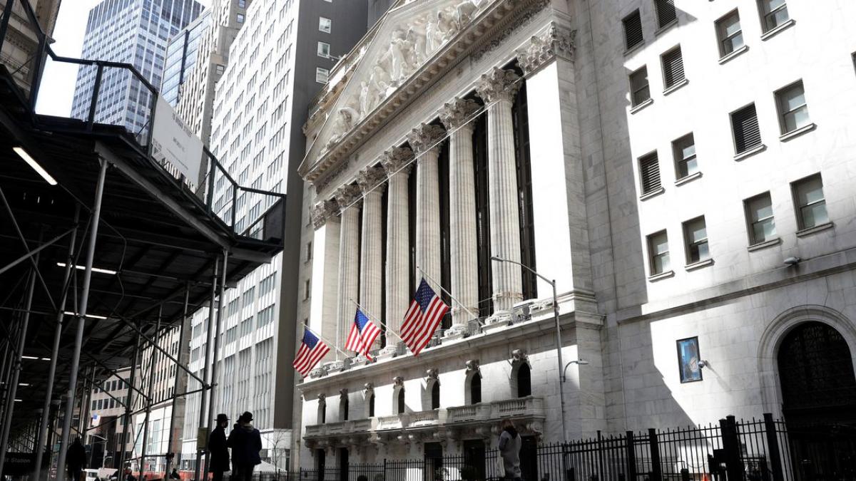 Wall St retreats as Ukraine crisis hammers financial stocks; Dow falls 300 pts