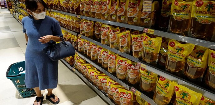 A woman shops for cooking oil made from oil palms at a supermarket in Jakarta. (Photo: Reuters) A woman shops for cooking oil made from oil palms at a supermarket in Jakarta. (Photo: Reuters)