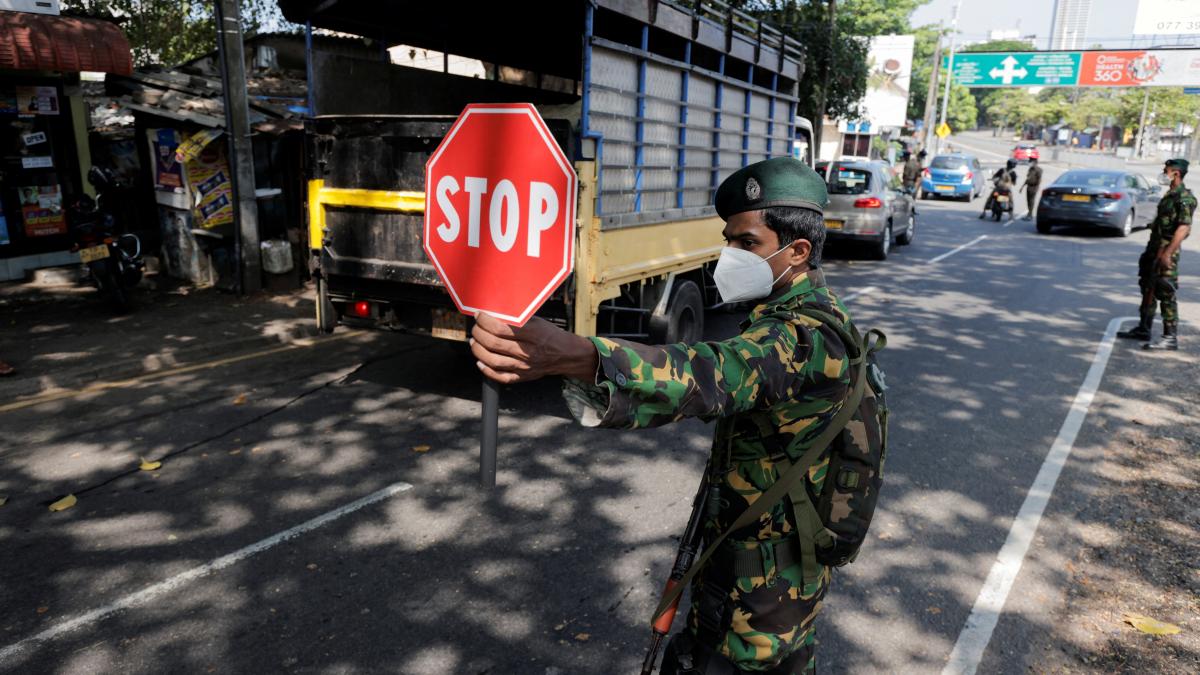 A Sri Lankan Special Task Force member stops vehicles at a checkpoint amid curfew, in Colombo. (Photo: Reuters) A Sri Lankan Special Task Force member stops vehicles at a checkpoint amid curfew, in Colombo. (Photo: Reuters)