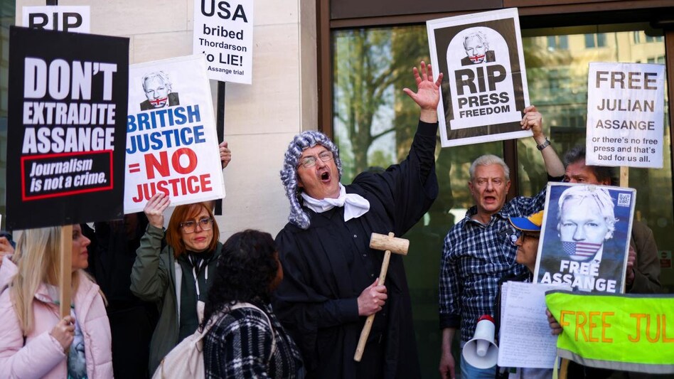 A demonstrator wearing a costume of a judge shouts among protesters holding banners and signs in support of Julian Assange, outside the Westminster Magistrates' Court in London. (Photo: Reuters) A demonstrator wearing a costume of a judge shouts among protesters holding banners and signs in support of Julian Assange, outside the Westminster Magistrates' Court in London. (Photo: Reuters)