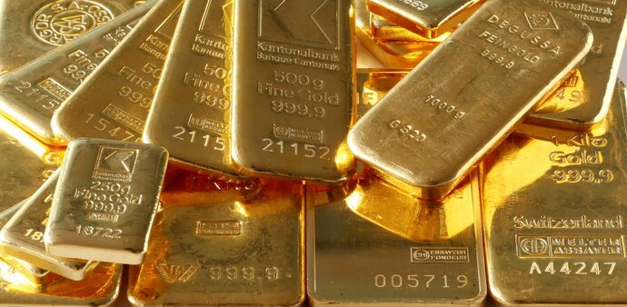 Gold falls by Rs 442 to Rs 51,010; silver drops by Rs 950 (Photo: Reuters) Gold falls by Rs 442 to Rs 51,010; silver drops by Rs 950 (Photo: Reuters)