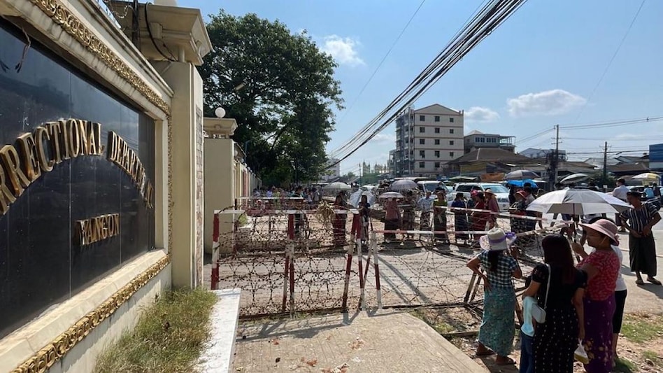 People wait at Insein prison in hopes of the release of their families members who were arrested due to the anti coup protests, in Yangon, Myanmar April 17, 2022 (Photo: Reuters) People wait at Insein prison in hopes of the release of their families members who were arrested due to the anti coup protests, in Yangon, Myanmar April 17, 2022 (Photo: Reuters)