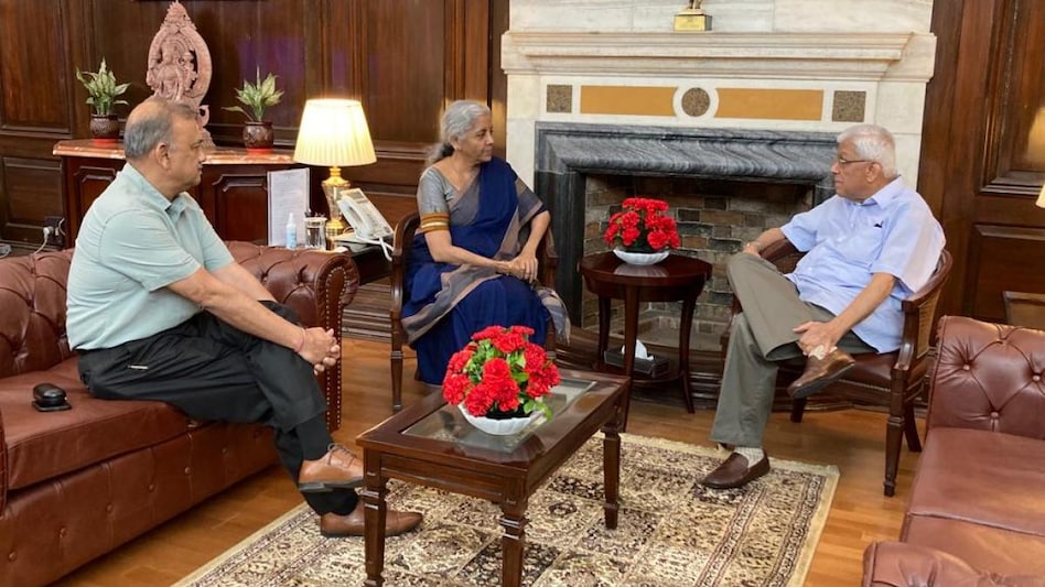 Deepak S. Parekh, Non-executive Chairman, HDFC Ltd, along with Atanu Chakraborty - Chairman, HDFC Bank call on FM Sitharaman. (Photo: FinMin) Deepak S. Parekh, Non-executive Chairman, HDFC Ltd, along with Atanu Chakraborty - Chairman, HDFC Bank call on FM Sitharaman. (Photo: FinMin)