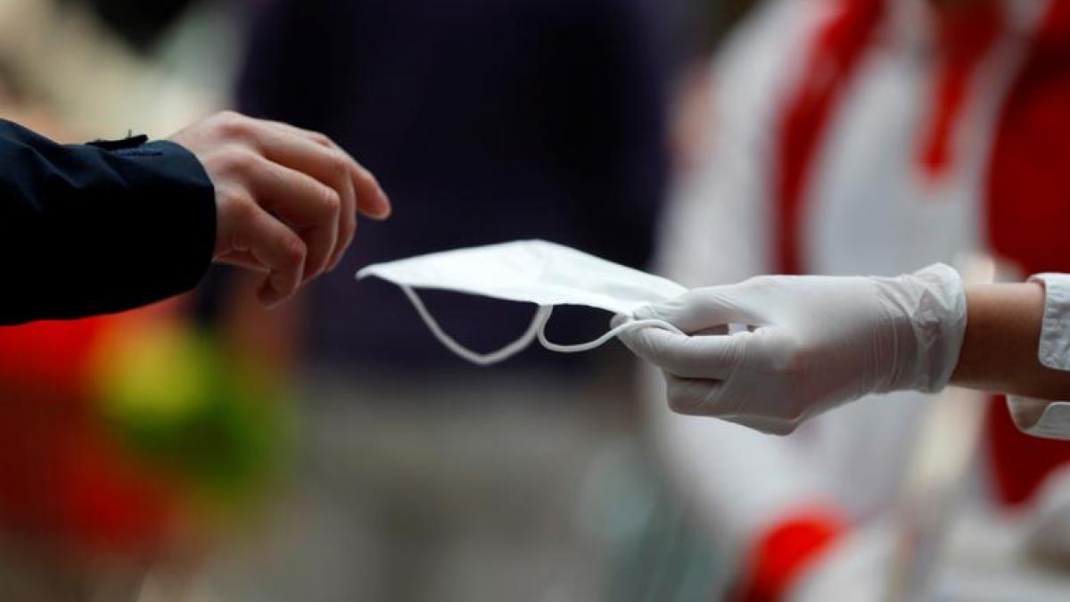 Mask mandate can be removed as COVID restrictions ease: Experts (Photo: Reuters) Mask mandate can be removed as COVID restrictions ease: Experts (Photo: Reuters)