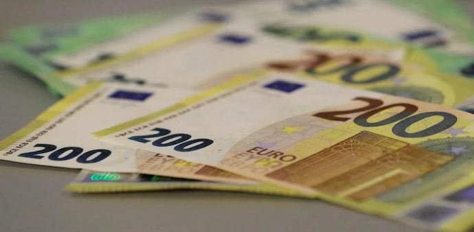 The currency rose 0.14% against sterling to 84.22 pence, hitting a three-week peak in early trade. The currency rose 0.14% against sterling to 84.22 pence, hitting a three-week peak in early trade.