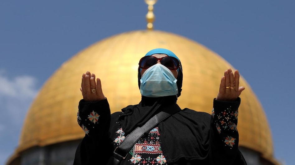 Jerusalem: Clashes erupt at Al-Aqsa as thousands gather for Ramadan prayers (Photo: Reuters) Jerusalem: Clashes erupt at Al-Aqsa as thousands gather for Ramadan prayers (Photo: Reuters)