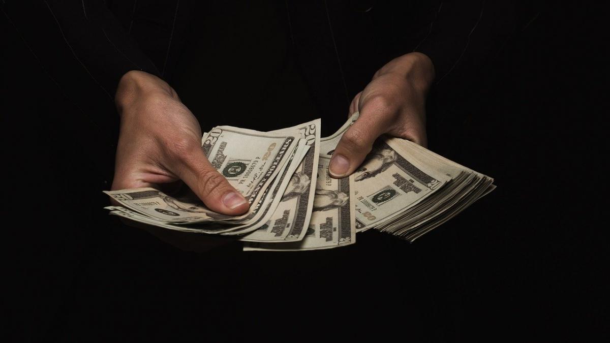 Russia makes last-minute bond payment via its foreign reserves to avoid default