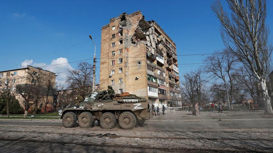 Service members of pro-Russian troops ride an armoured personnel carrier during Ukraine-Russia conflict in the southern port city of Mariupol, Ukraine April 15, 2022. (Photo: Reuters) Service members of pro-Russian troops ride an armoured personnel carrier during Ukraine-Russia conflict in the southern port city of Mariupol, Ukraine April 15, 2022. (Photo: Reuters)