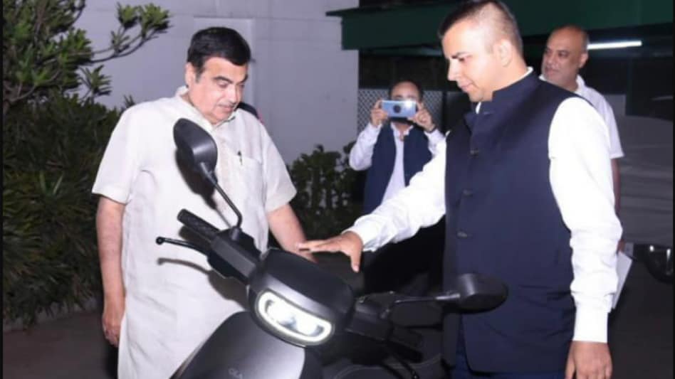 Bhavish Aggarwal met with Transport Minister Nitin Gadkari to discuss India's potential to become the world's EV hub and Ola's future plans. Bhavish Aggarwal met with Transport Minister Nitin Gadkari to discuss India's potential to become the world's EV hub and Ola's future plans.