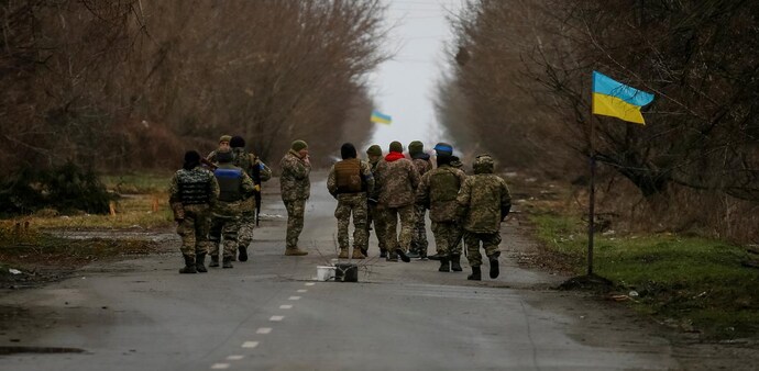 Ukrainian service members walk near a Ukrainian flag, amid Russia's invasion of Ukraine, in the village of Kozarovychi, in Kyiv region, Ukraine April 2, 2022. (Photo: Reuters) Ukrainian service members walk near a Ukrainian flag, amid Russia's invasion of Ukraine, in the village of Kozarovychi, in Kyiv region, Ukraine April 2, 2022. (Photo: Reuters)