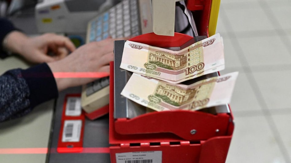 Russian 100-rouble banknotes are placed on a cashier's desk at a supermarket in the Siberian town of Tara in the Omsk region, Russia, December 14, 2021. Picture taken December 14, 2021. (Photo: Reuters) Russian 100-rouble banknotes are placed on a cashier's desk at a supermarket in the Siberian town of Tara in the Omsk region, Russia, December 14, 2021. Picture taken December 14, 2021. (Photo: Reuters)