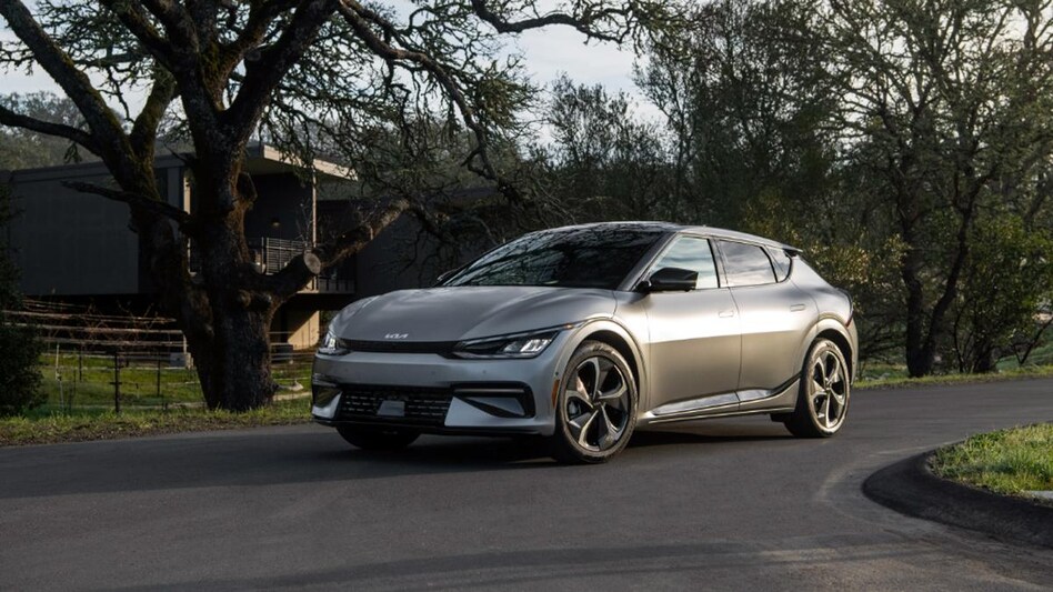 Kia EV6 is powered with a 77.4 kWh battery pack and charges from 10 per cent to 80 per cent in 18 minutes. Kia EV6 is powered with a 77.4 kWh battery pack and charges from 10 per cent to 80 per cent in 18 minutes.