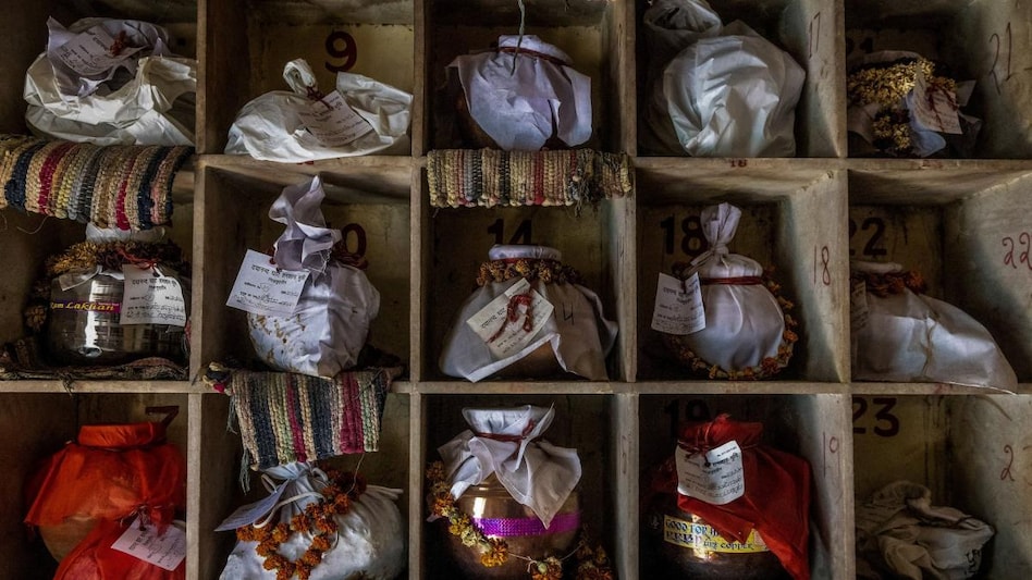 Urns containing ashes after final rites of people, including those who died from the coronavirus disease, await immersion due to a national lockdown, at a crematorium in New Delhi — Image source: REUTERS/Danish Siddiqui Urns containing ashes after final rites of people, including those who died from the coronavirus disease, await immersion due to a national lockdown, at a crematorium in New Delhi — Image source: REUTERS/Danish Siddiqui