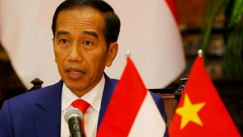 Indonesian President Joko Widodo reads his statement following a signing ceremony at the Presidential Palace in Hanoi, Vietnam September 11, 2018. (Photo: Reuters) Indonesian President Joko Widodo reads his statement following a signing ceremony at the Presidential Palace in Hanoi, Vietnam September 11, 2018. (Photo: Reuters)