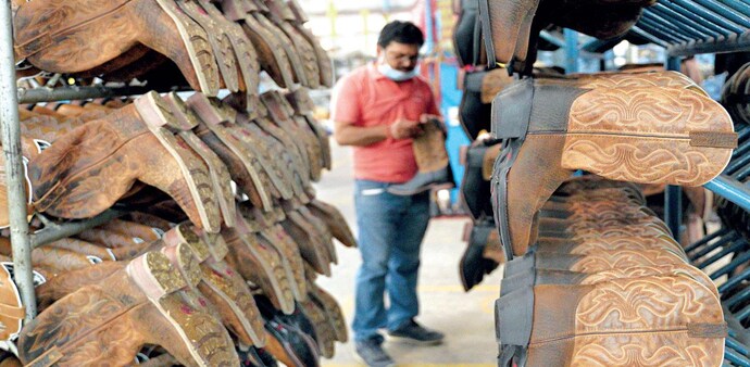 LOOKING OUTWARD: The industry is heavily dependent on other countries for accessories and components (Photos: Maneesh Agnihotri) LOOKING OUTWARD: The industry is heavily dependent on other countries for accessories and components (Photos: Maneesh Agnihotri)