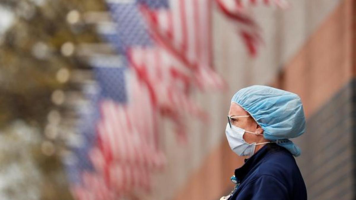 US weekly jobless claims increase; productivity sinks at fastest pace in 74 years