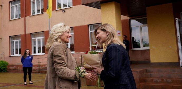 US first lady Jill Biden meets with Olena Zelenska, wife of Ukraine's President Volodymyr Zelenskiy, outside a public school in Uzhhorod, Ukraine, May 8, 2022. (Photo: Reuters) US first lady Jill Biden meets with Olena Zelenska, wife of Ukraine's President Volodymyr Zelenskiy, outside a public school in Uzhhorod, Ukraine, May 8, 2022. (Photo: Reuters)