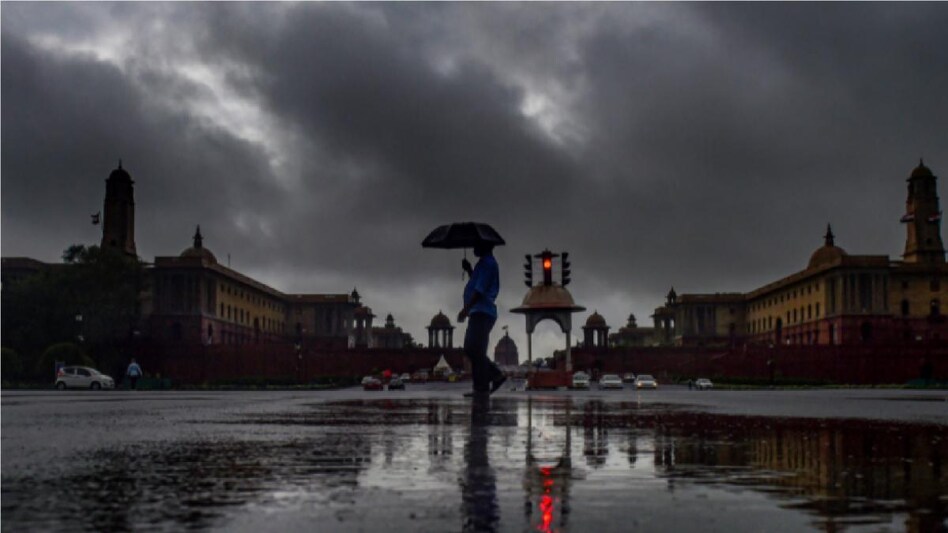 Delhi: Thunderstorm, rain likely in next few days, says IMD Delhi: Thunderstorm, rain likely in next few days, says IMD