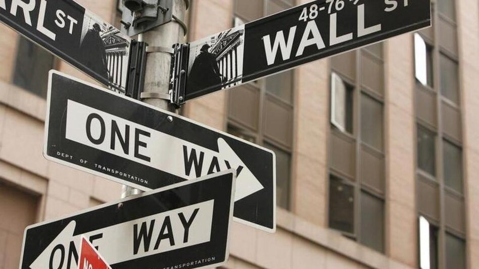 Wall St climbs 1% on upbeat results, Fed relief; Dow jumps 400 pts (Photo: Reuters) Wall St climbs 1% on upbeat results, Fed relief; Dow jumps 400 pts (Photo: Reuters)