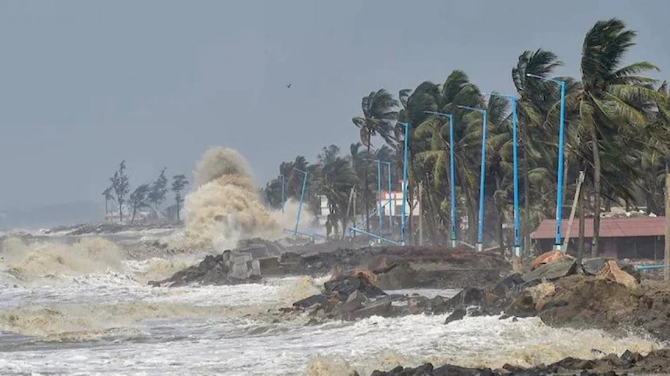 The weather monitoring agency also predicted that the gale speed would gradually decrease to 80-90 kmph gusting to 100 kmph over westcentral and adjoining northwest Bay of Bengal from the evening. The weather monitoring agency also predicted that the gale speed would gradually decrease to 80-90 kmph gusting to 100 kmph over westcentral and adjoining northwest Bay of Bengal from the evening.