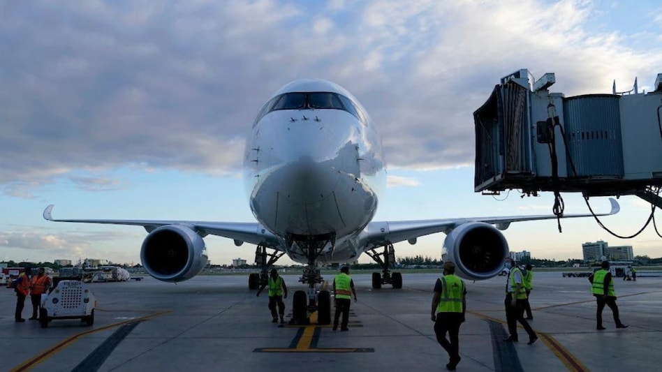 DGCA ने गो GoFirst एयरलाइन पर लगाया 10 लाख रुपये का जुर्माना DGCA imposes Rs 10 lakh fine on GoFirst airline