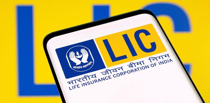 Pegged at Rs 902-949 per share, the government will divest 3.5 per cent stake in LIC to garner Rs 21,000 crore through this issue Pegged at Rs 902-949 per share, the government will divest 3.5 per cent stake in LIC to garner Rs 21,000 crore through this issue