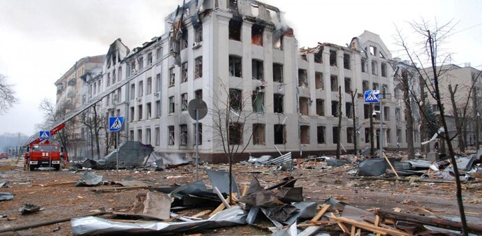 Firefighters work to extinguish a fire at the Kharkiv National University building, which city officials said was damaged by recent shelling, in Kharkiv, Ukraine March 2, 2022 (Photo: Reuters) Firefighters work to extinguish a fire at the Kharkiv National University building, which city officials said was damaged by recent shelling, in Kharkiv, Ukraine March 2, 2022 (Photo: Reuters)